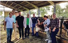  ?? FOTO: CDA ?? Vertreter der Christlich-Demokratis­chen Arbeitnehm­erschaft Willich besuchten die landwirtsc­haftlichen Betriebe Hügens und Zens.