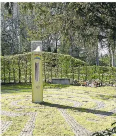  ??  ?? Die Trauerstel­le für Kinder, die vor, während oder kurz nach der Geburt gestorben sind, auf dem Friedhof Neue Welt in Saarlouis.