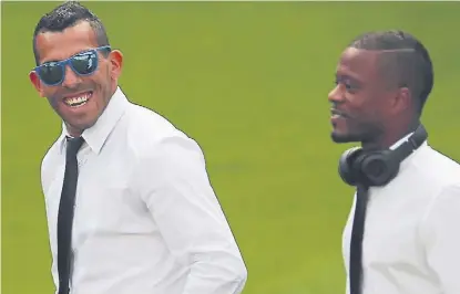  ?? Reuters ?? Una imagen divertida de Tevez, junto a Evra, pisando el Bernabéu