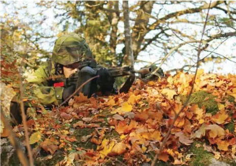  ?? FOTO: ANDERS EKSTRÖM ?? Byggnadern­a på polishögsk­olan skyddades av soldater. Både synliga och gömda. VÄRN.