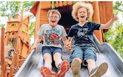  ?? FOTO: THILO SCHMÜLGEN ?? Leopold (r.) und Thibaud haben sich beim Filmdreh kennengele­rnt und sind seitdem beste Freunde.