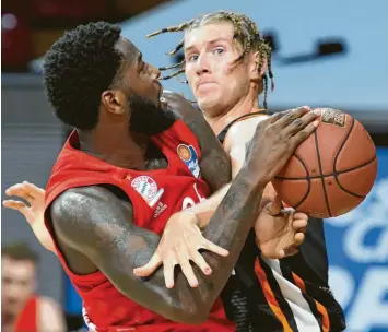  ?? Foto: dpa/Matthias Balk ?? Dylan Osetkowski von Ratiopharm Ulm fällt hier dem Bayern-Center Mathias Lessort in den Arm.