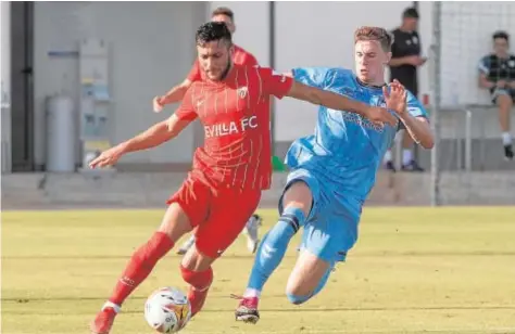  ?? // ABC ?? Óscar Rodríguez, conduciend­o la pelota en el choque contra el Coventry City