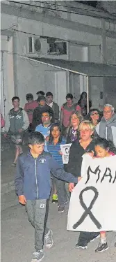  ??  ?? Reclamo. Tras la muerte de Marilina, cientos de vecinos marcharon para recordarla.