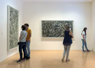  ??  ?? La dimora
I primi visitatori alla Collezione
Peggy
Guggenheim (Collezione Peggy Guggenheim. Photo Matteo De Fina)