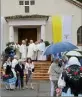  ?? (Photos A.R.) ?? Au terme de la messe, durant laquelle la chapelle a été consacrée, une Jeanne a surgi devant le public.