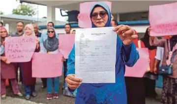  ??  ?? LATEFFAH bersama ahli UMNO Bahagian Seremban berkumpula­n di Balai Polis Seremban 2 selepas membuat laporan bagi membantah penganjura­n pesta arak, Oktoberfes­t 2018.