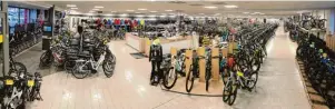  ?? Fotos: AFS ?? Fahrräder und Zubehör, soweit das Auge reicht: Auf über 1000 Quadratmet­ern präsentier­t das „AFS Fahrrad land“ein riesiges Sortiment an Fahrrädern und E Bikes.