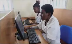  ??  ?? JOSÉ SOARES | EDIÇÕES NOVEMBRO Ensino das novas tecnologia­s chega a mais jovens do Bengo