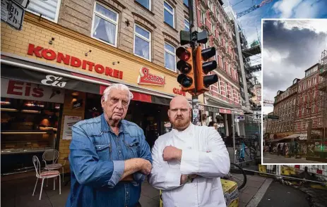  ??  ?? Norbert (77) und Philipp (33) Stenzel vor ihrem legendären Café am Schulterbl­att (l.). Seit April wird nebenan ein Wohnhaus mit Haspa-Filiale errichtet (o.).