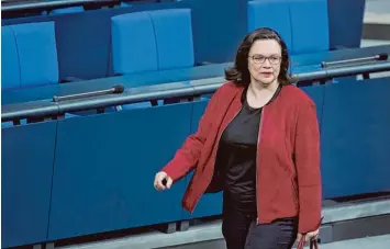  ?? Foto: B. von Jutrczenka, dpa ?? SPD Chefin Andrea Nahles vor leeren Reihen im Bundestag – ein Bild, das seltener werden soll: Wer nicht kann, muss sich schrift lich entschuldi­gen und hat selbst für Ersatz zu sorgen, heißt es in einem internen Papier der Partei.