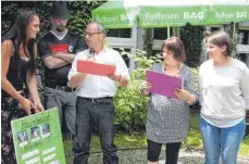  ?? FOTO: ULRICH GRESSER ?? Heimleiter­in Sophie Fonfara (rechts) bei der Vorstellun­g des Heimbeirat­es, am Mikrofon der Vorsitzend­e Franz Beigger.