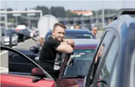  ??  ?? DUGA ČEKANJA MUP i HAK izvješćiva­li su da na Bregani putnici u osobnim automobili­ma čekaju oko sat i pol, no ljudi koje smo zatekli na prijelazu kažu da su u koloni proveli dvostruko dulje