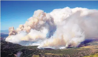  ?? GREG SORBER/JOURNAL ?? Smoke, driven by high winds, billows over the town of Los Alamos and the national lab in this May 10, 2000, photo. The Cerro Grande fire prompted requests to FEMA for emergency support.