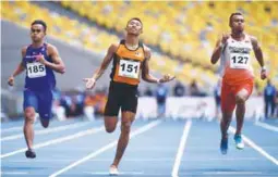  ??  ?? Khairul Hafiz Jantan (centre) on his way to the 100m gold medal at the SEA Games.