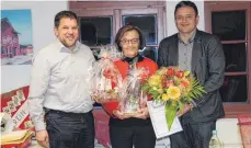  ?? SZ-FOTO: EILEEN KIRCHEIS ?? Wolfgang Merkle (l.) und Bürgermeis­ter Bernhard Ritzer gratuliere­n Gabriele Schartmann-Blersch zum Dienstjubi­läum.