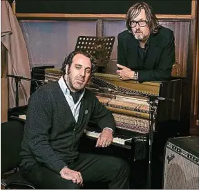  ??  ?? Chilly Gonzales, assis, et Jarvis Cocker à l’hôtel Château Marmont.