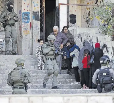  ?? Ahmad Gharabli / AFP ?? Controls militars després d’un tiroteig al barri de Sheikh Jarrah a l’est de Jerusalem, ahir.