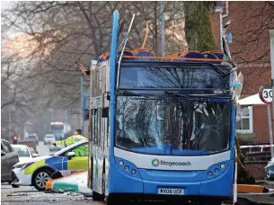  ?? Sean Hansford ?? ● The damaged bus after the crash