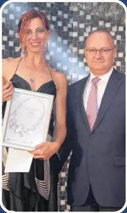  ??  ?? Cari-Mari Welsenach the winner in the profession­al category with Mark Cutifani CEO of Anglo American and a model