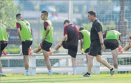  ?? FOTO: JUAN ECHEVERRÍA ?? A tope El preparador rojiblanco está sometiendo a sus jugadores a un trabajo muy exigente para intentar plasmar sus ideas