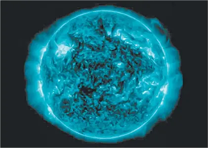  ?? Foto Europa Press ?? Un subconjunt­o de luz ultraviole­ta extrema que resalta las temperatur­as muy calientes del material que forma las llamaradas y que está coloreado en verde azulado.