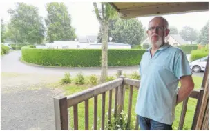  ??  ?? Christophe, sur la terrasse d’une des deux roulottes, alterne l’accueil des vacanciers avec son collègue Philippe.