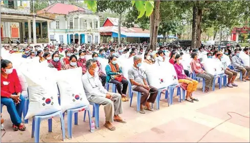  ?? VENG SAKHON VIA FACEBOOK ?? Agricultur­e minister Veng Sakhon delivers emergency assistance to people in Svay Rieng province on Saturday.