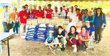  ??  ?? Leon (sixth left) hands over the aid items to the affected folks represente­d by their longhouse chief Augustine Sait