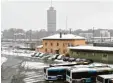  ??  ?? Im Bereich der Ladehöfe sollen künftig die Regionalbu­sse halten. Aktuell nutzen Busfahrer den Platz für ihre Pausen.