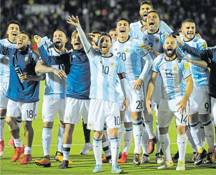  ?? MARIO QUINTEROS ?? Al frente. Messi encabeza la celebració­n argentina de cara a la tribuna visitante, que vio delirar a unos 3.000 compatriot­as. La Selección va a Rusia por la magia de Leo.