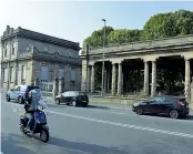  ??  ?? Gli interventi In via Autostrada, foto a sinistra, si stringe il marciapied­e per poter allargare la strada. E in via San Giorgio, sopra, si restaurano i porticati dell’ex mercato ortofrutti­colo