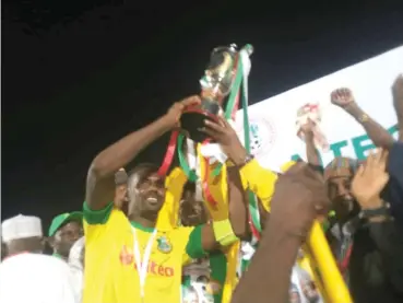  ??  ?? Kano Pillars captain, Rabiu Ali lifts the Aiteo Cup after the victory over Niger Tornadoes in the 2019 finals played on Sunday at the Ahmadu Bello stadium Kaduna