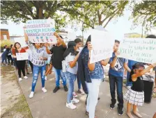  ??  ?? Menores de edad, hijos de latinos, apoyan a los indocument­ados, ayer durante una manifestac­ión en Canton, Mississipp­i.