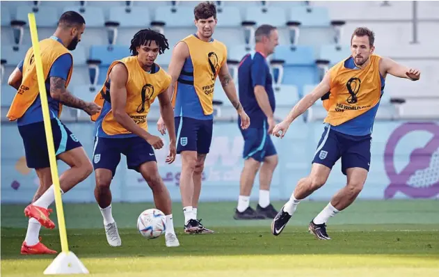  ?? Agence France-presse ?? ↑
England’s players warm up during a training session.