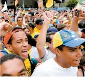  ??  ?? Des milliers de manifestan­ts se sont rassemblés à Caracas pour demander la révocation du président Nicolas Maduro.