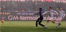  ??  ?? Il gol vittoria di Duvan Zapata, 27 anni, su assist di Hateboer