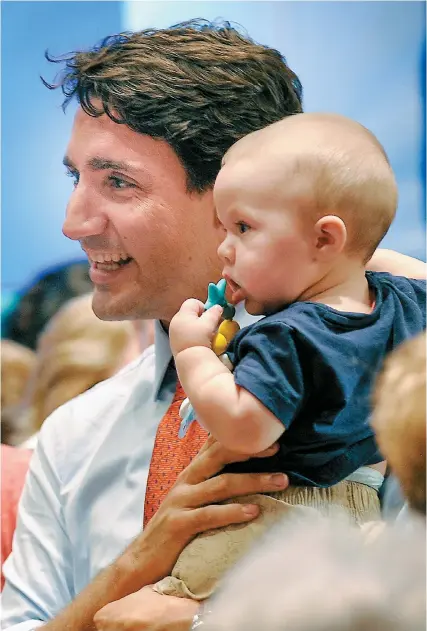  ?? PHOTO D'ACHIVES,SIMON CLARK ?? Le chef libéral Justin Trudeau, qui prenait un bain de foule avec son bambin Hadrian, a promis d’adapter les sommes réservées aux familles pour aider celles qui en ont le plus besoin.