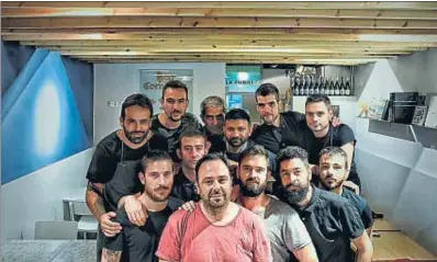  ?? ÀLEX GARCIA ?? Alexis Peñalver, cocinero de La Pubilla, al frente de todo su equipo