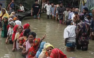  ?? ?? ORANG ramai yang terjejas akibat banjir beratur panjang untuk mendapatka­n bantuan makanan di Sunamganj, Bangladesh. - AFP