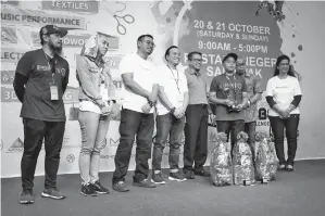  ??  ?? JAPRI (lima kiri) bergambar kenangan bersama pemenang, Luqman (tiga kanan) pada Majlis Penyerahan Hadiah Makers Meet 2018 di Kuching pada Ahad.