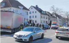  ?? FOTOS: BRIGITTE GEISELHART ?? Feuerwehr, Polizei und Rettungskr­äfte sind im Einsatz. Der Verkehr in der Ravensburg­erstraße konnte aber schnell wieder fließen.