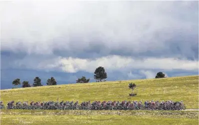  ?? Luca Bettini /AFP ?? El pilot del Giro roda en ruta cap al Gran Sasso.