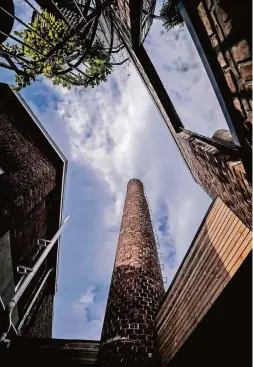  ??  ?? Einst wurde der Hinterhof von einer Bäckerei genutzt. Daran erinnert der erhaltene Turm des Backofens.