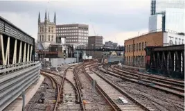  ?? NIGEL HARRIS. ?? GTR 700128 negotiates Metropolit­an Junction (near London Bridge), as it heads for the newly rebuilt station with the 0946 Peterborou­gh-Horsham.