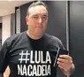  ?? INSTAGRAM/ FERNANDO FRANCISCHI­NI ?? » CLICK. Um dos articulado­res da campanha do presidenci­ável Jair Bolsonaro (PSL), o deputado Fernando Francischi­ni (Solidaried­ade) usa camiseta com #lulanacade­ia.
