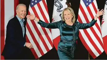  ?? FOTO ČTK/AP ?? Matador americké politiky a bývalý viceprezid­ent Joe Biden (na snímku s manželkou Jill) byl sčítání přítomen