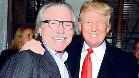  ??  ?? Insieme Donald Trump con David Pecker, ceo di American Media e assiduo frequentat­ore del presidente americano da due decenni. Ma ora Pecker ha deciso di collaborar­e con l’fbi in cambio dell’immunità