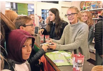  ?? RP-FOTO: HAHN ?? Groß war der Zuspruch gestern bei der Wiedereröf­fnung des Eine-Welt-Ladens im Cusanus-Gymnasium.