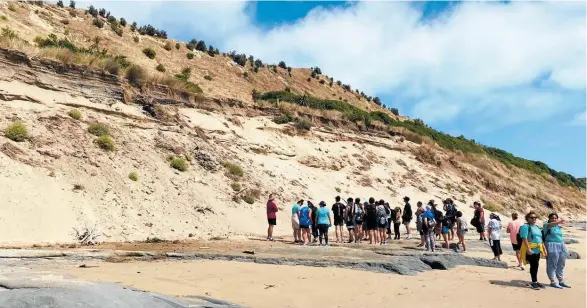  ??  ?? Around 20 young scientists joined in a research project of Te Kauae a Ma¯ui.